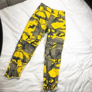 URBAN OUTFITTERS Yellow Camo Cargo Pants 〰️ XS